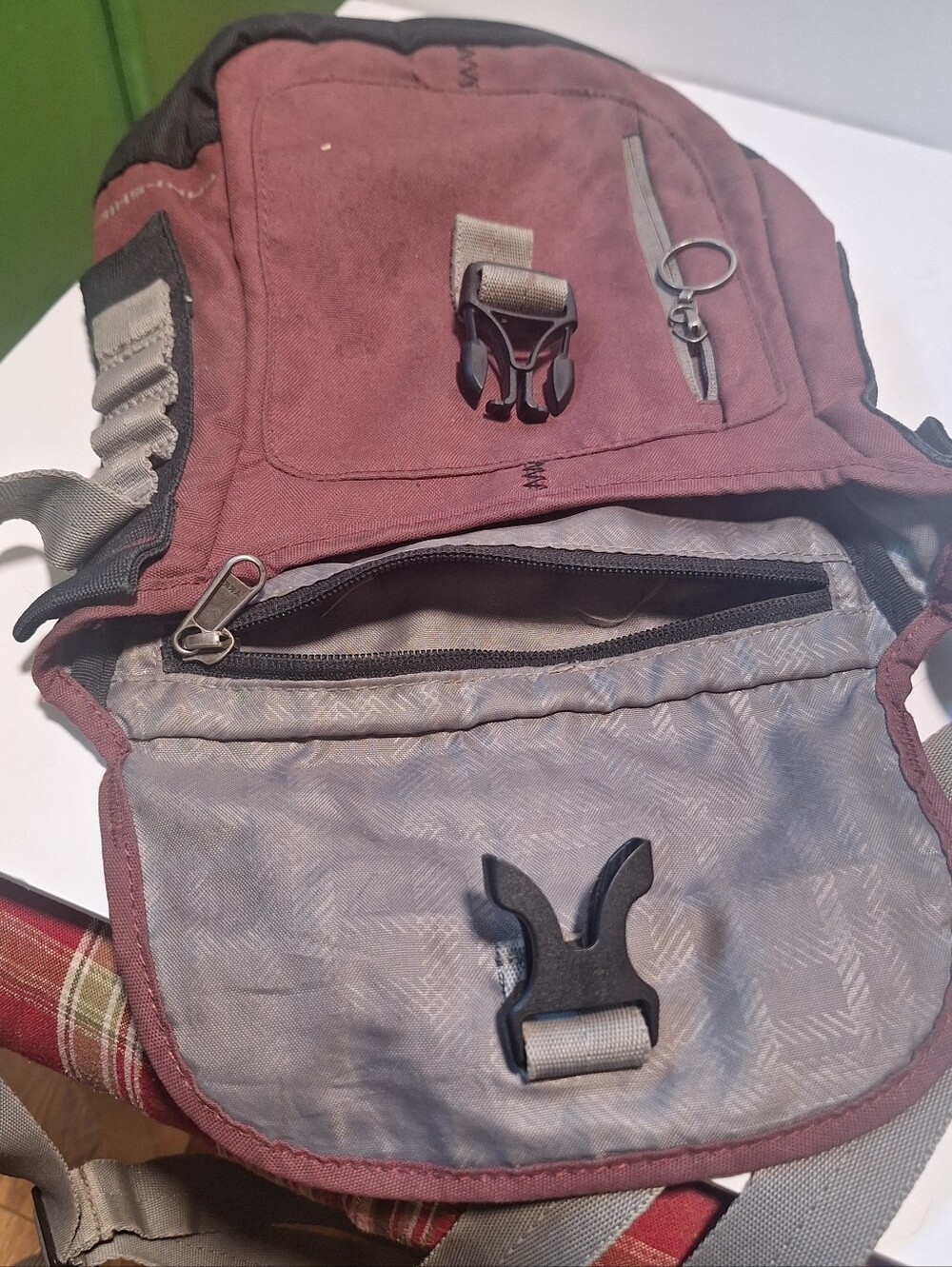 Columbia Maroon and Gray Messenger Crossbody Bag - Picture 4 of 8